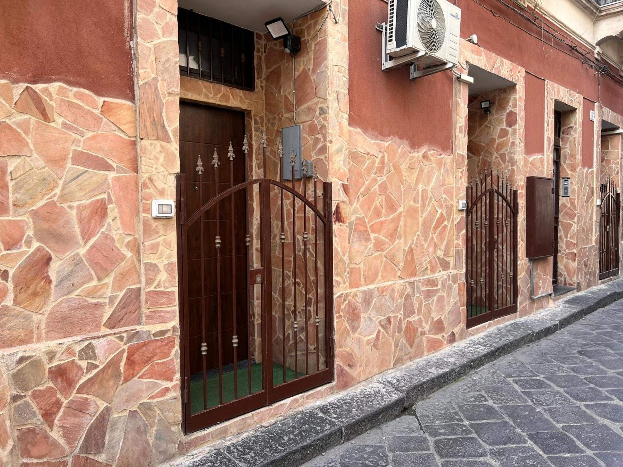 Mary House Apartments Catania Bagian luar foto