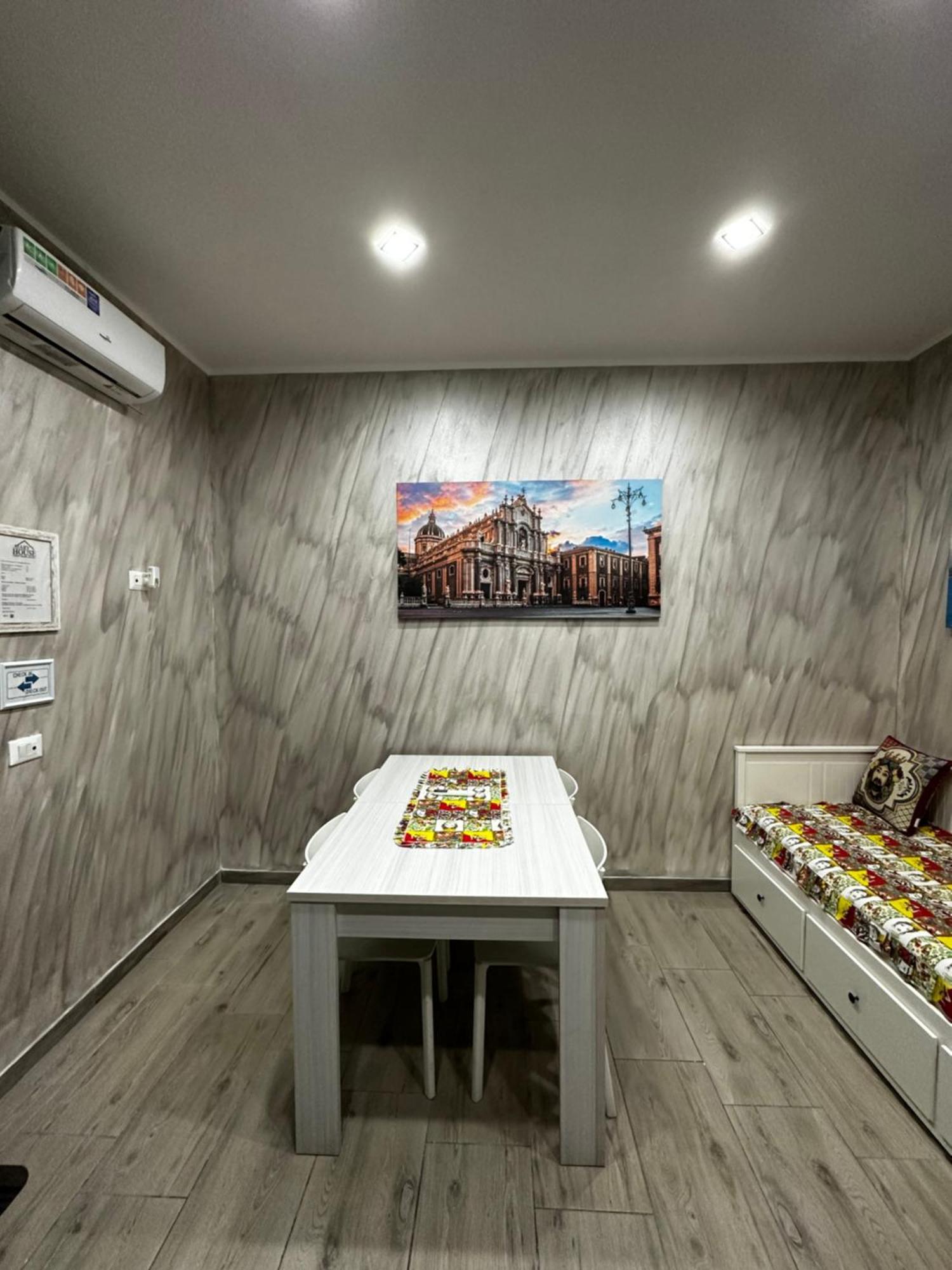 Mary House Apartments Catania Bagian luar foto