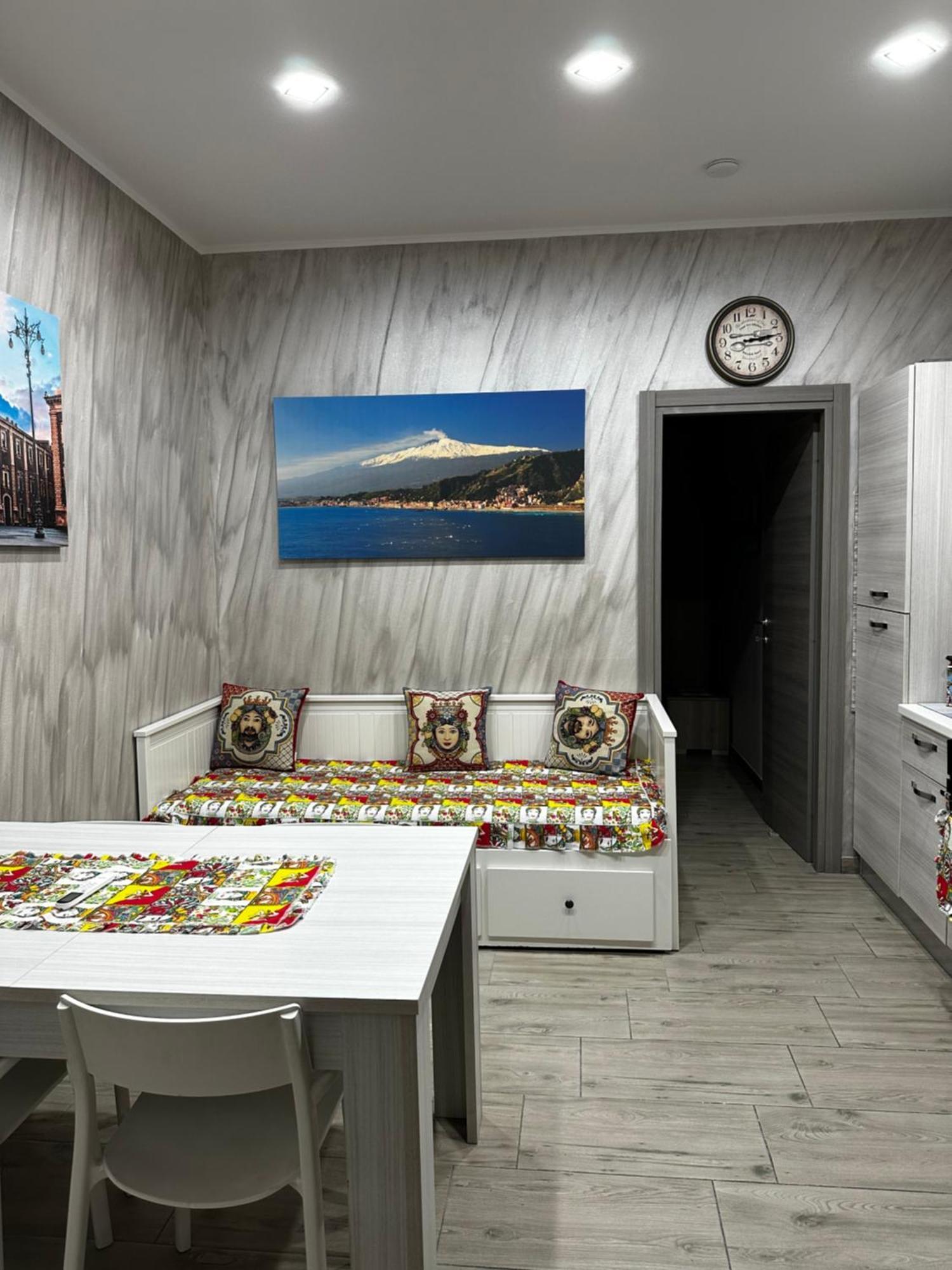 Mary House Apartments Catania Bagian luar foto