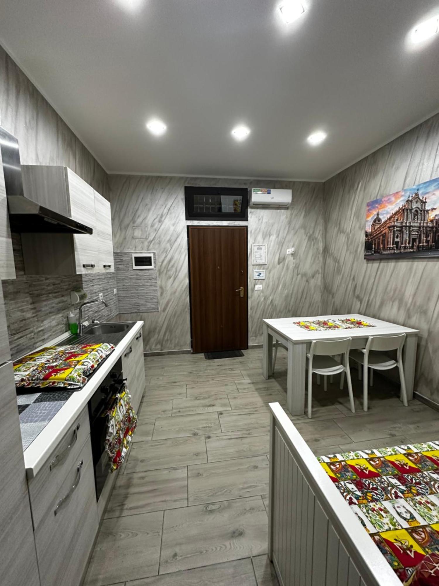 Mary House Apartments Catania Bagian luar foto